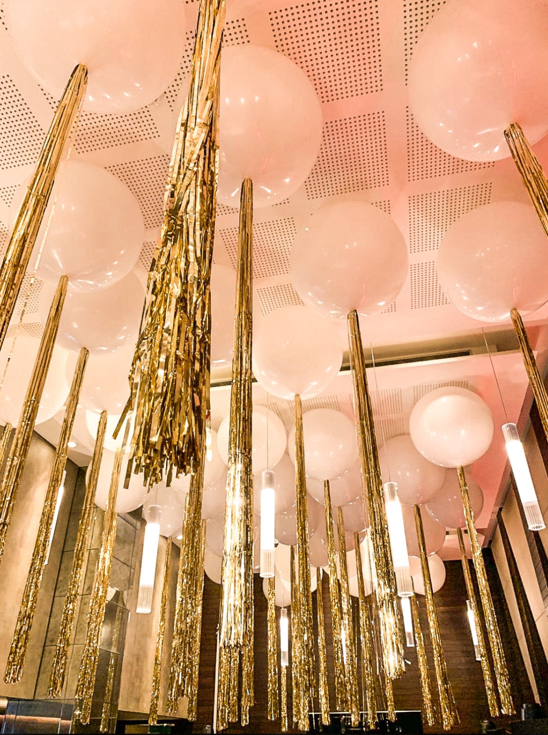 Helium Balloon XL Jumbo – Metallic Tinsel Tail Decor Markham & GT